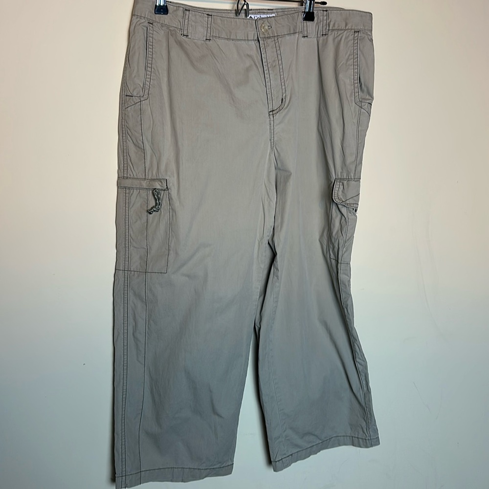 Columbia neutral cargo activewear capris women’s size 14  outdoors hiking